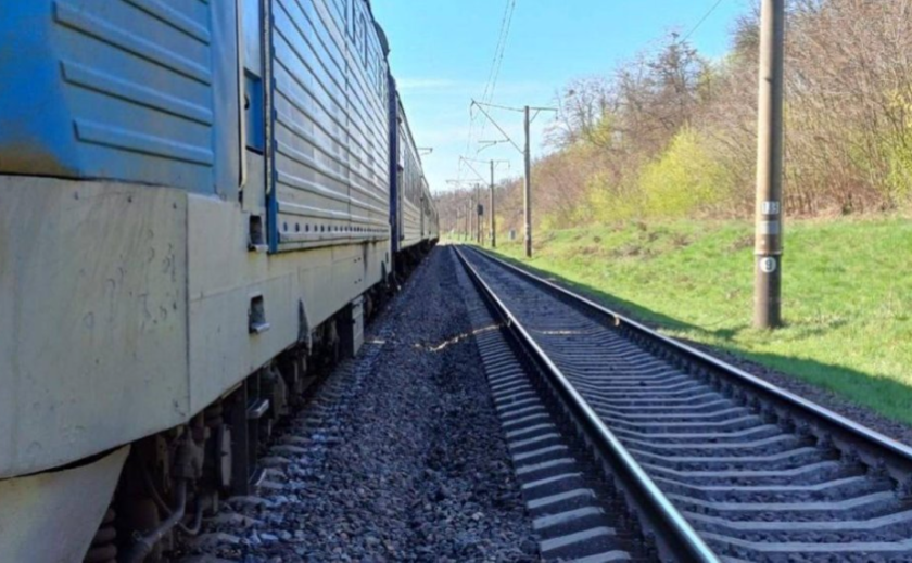 На Дніпропетровщині 65-річна жінка потрапила під вантажний потяг та залишилася без ноги: подробиці