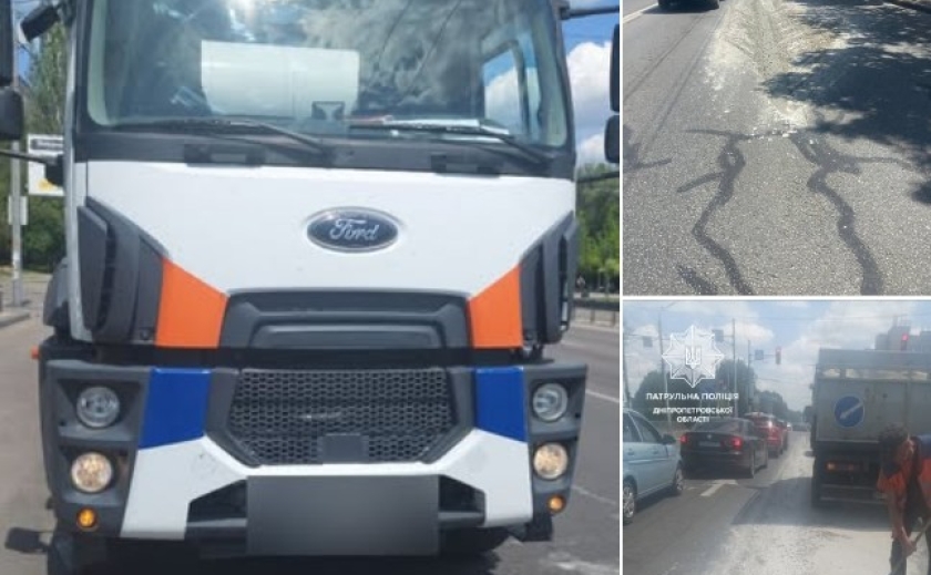 Допустив виливання бетонної суміші з автобетонозмішувача у центрі міста: патрульні Дніпра затримали водія Допустив виливання бетонної суміші з автобетонозмішувача у центрі міста: патрульні Дніпра затримали водія