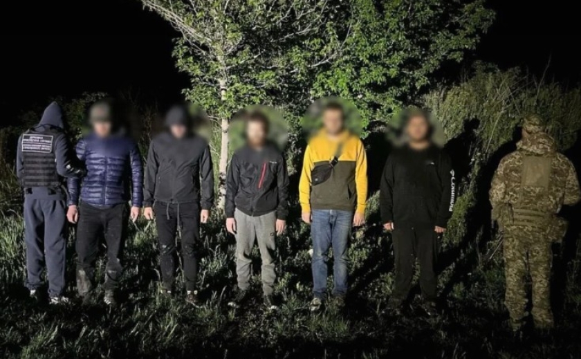Ухилянти з Дніпра вчинили невдалу спробу перетнути кордон за 36 тисяч доларів Ухилянти з Дніпра вчинили невдалу спробу перетнути кордон за 36 тисяч доларів