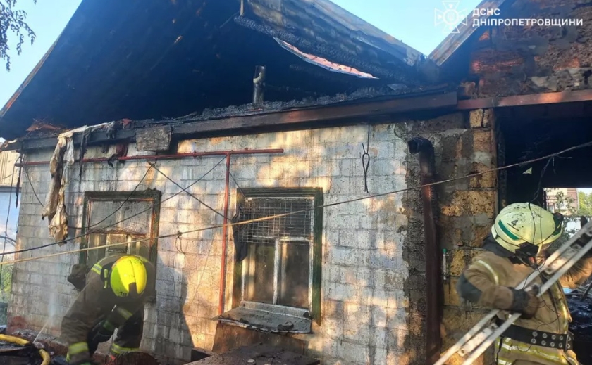 Горів дах будинку та господарчої споруди: у Дніпрі вогнеборці ліквідували загорання