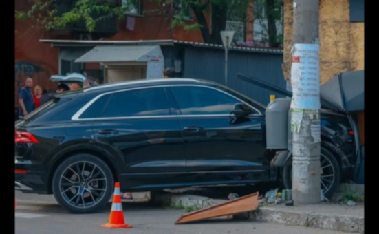 У Дніпрі на Калиновій водій Audi зіткнувся з таксі та влетів у МАФ