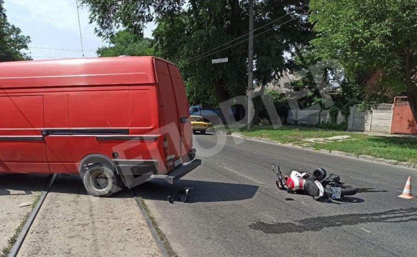 В Днепре «гонщик» на полной скорости влетел в автомобиль