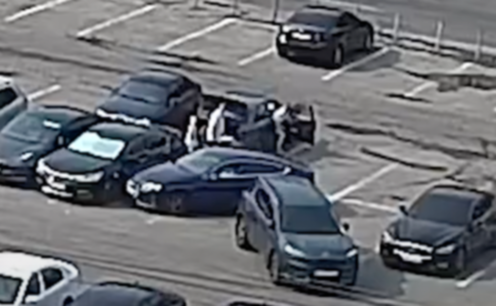 На площі Героїв Майдану у Дніпрі водійка Audi врізалась у Citroen, Honda і Tesla
