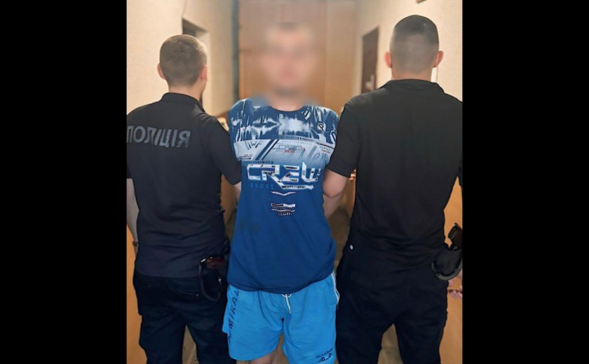 У Дніпрі затримали грабіжника, який відібрав сумку з грошима та документами У Дніпрі затримали грабіжника, який відібрав сумку з грошима та документами