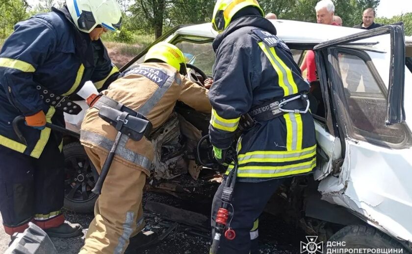 У Дніпровському районі надзвичайники деблокували чоловіка із пошкодженого автомобіля