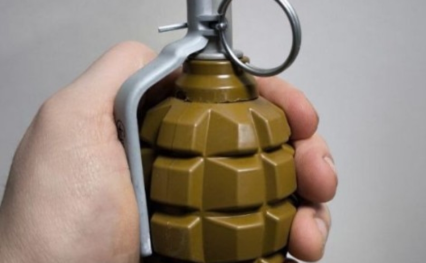 У Дніпрі біля квіткового магазину знайшли гранату У Дніпрі біля квіткового магазину знайшли гранату