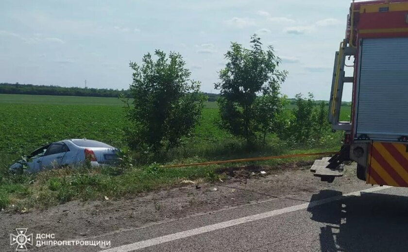 ДТП у Дніпровському районі: водій не впорався з керуванням, автівка злетіла у кювет