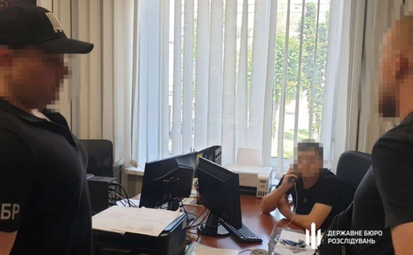 У Дніпрі викрили ще одного правоохоронця, який за винагороду допомагав військовозобов'язаним