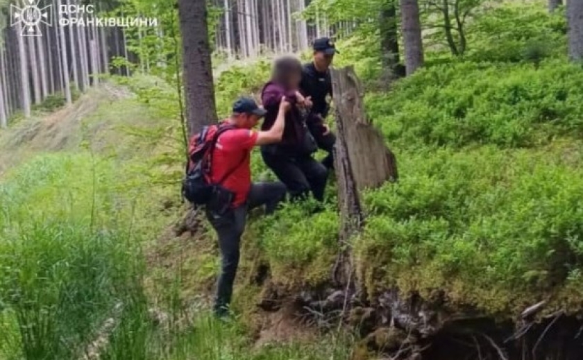 На Кривопільському перевалі надзвичайники врятували мешканку Дніпропетровщини, яка заблукала під час походу