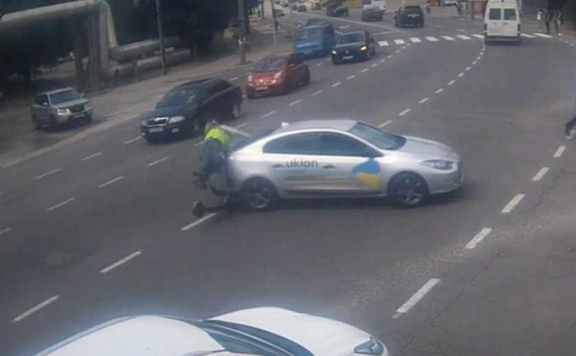 У Дніпрі чоловік на електросамокаті врізався у Renault служби таксі Uklon: подробиці ДТП