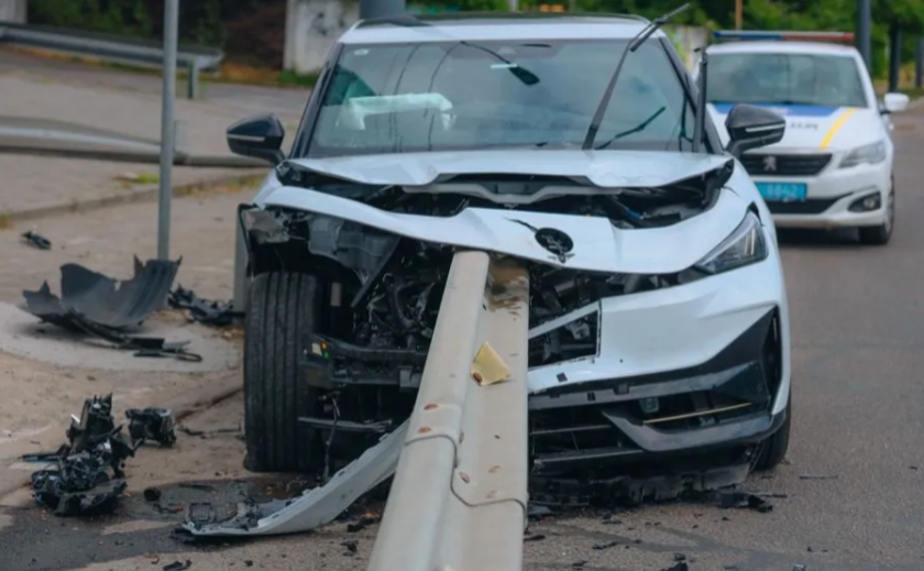 У Дніпрі водій Volkswagen врізався у відбійник та пошкодив три автівки У Дніпрі водій Volkswagen врізався у відбійник та пошкодив три автівки