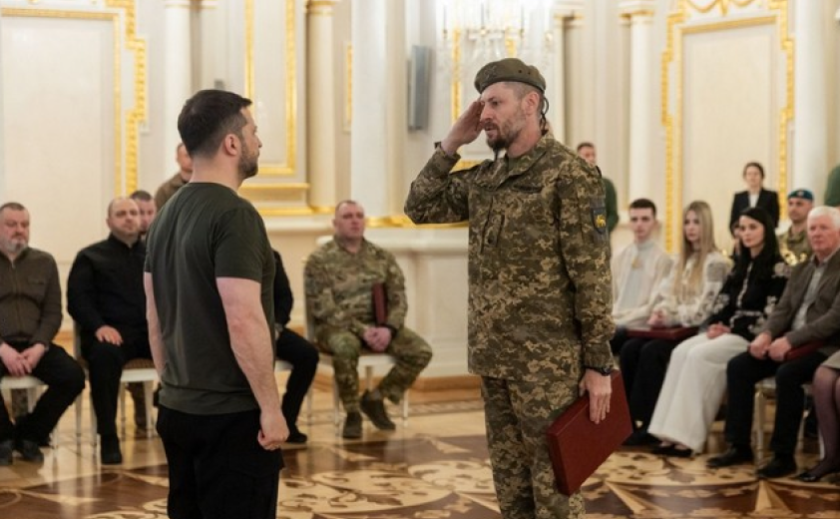 Пройшов шлях від солдата до офіцера: Президент вручив орден «Золота Зірка» військовому з Дніпра Пройшов шлях від солдата до офіцера: Президент вручив орден «Золота Зірка» військовому з Дніпра