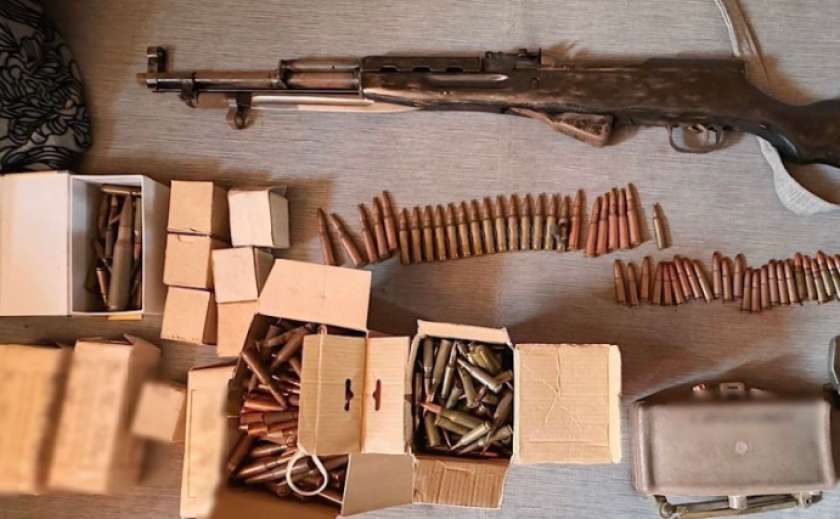 Поліцейські Дніпра затримали 49-річного місцевого жителя за незаконне зберігання зброї та боєприпасів Поліцейські Дніпра затримали 49-річного місцевого жителя за незаконне зберігання зброї та боєприпасів