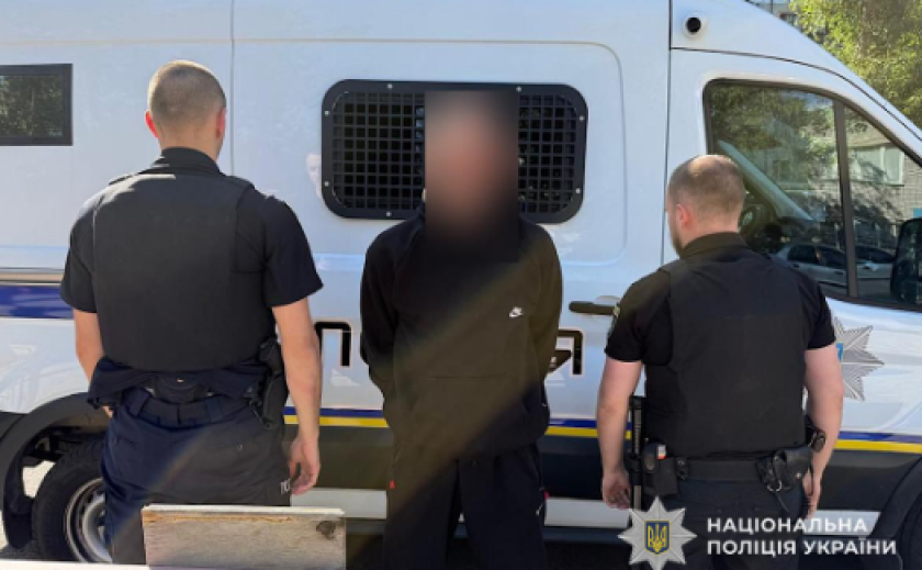 Вистрелив у чоловіка, який образив його дружину: поліцейські Дніпра затримали 49-річного містянина