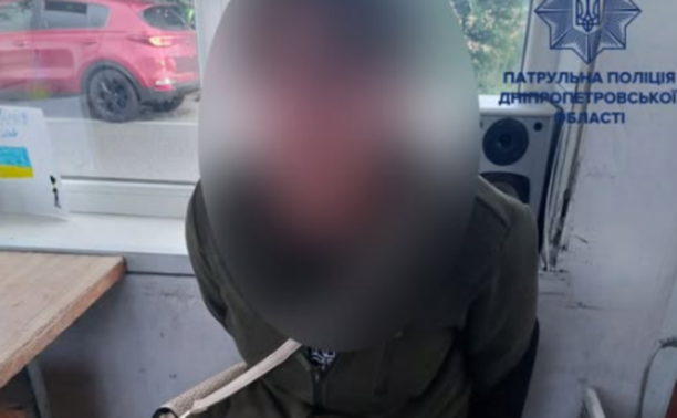 У Дніпрі патрульні затримали жінку, яку поліція Одеської області розшукує за вбивство