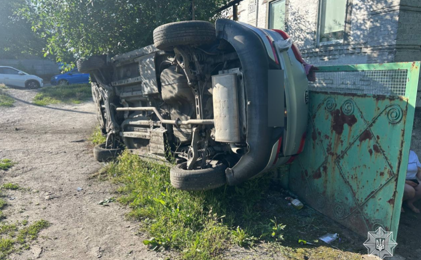 У Дніпрі п’яний водій на великій швидкості влетів у паркан і перекинувся У Дніпрі п’яний водій на великій швидкості влетів у паркан і перекинувся