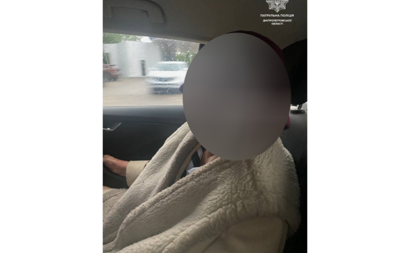Не могла згадати свою зупинку: патрульні Дніпра допомогли жінці, яка загубилась