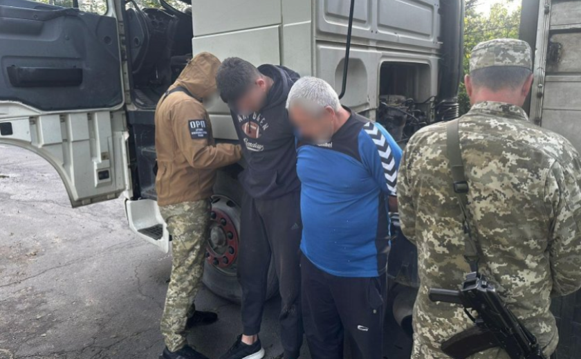 Ще один втікач з Дніпропетровщини: прикордонники виявили у фурі під ліжком 55-річного чоловіка