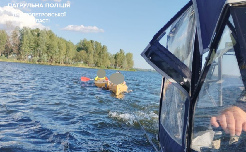 У Дніпрі водний патруль врятував жінку з дітьми, яких віднесло вітром на байдарках
