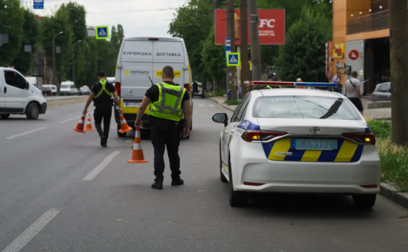 На проспекті Богдана Хмельницького у Дніпрі Citroen «Укрпошти» збив чоловіка На проспекті Богдана Хмельницького у Дніпрі Citroen «Укрпошти» збив чоловіка