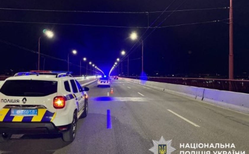 Поліція Дніпра встановлює особу загиблого пішохода, а також свідків та очевидців смертельної дорожньо-транспортної пригоди Поліція Дніпра встановлює особу загиблого пішохода, а також свідків та очевидців смертельної дорожньо-транспортної пригоди