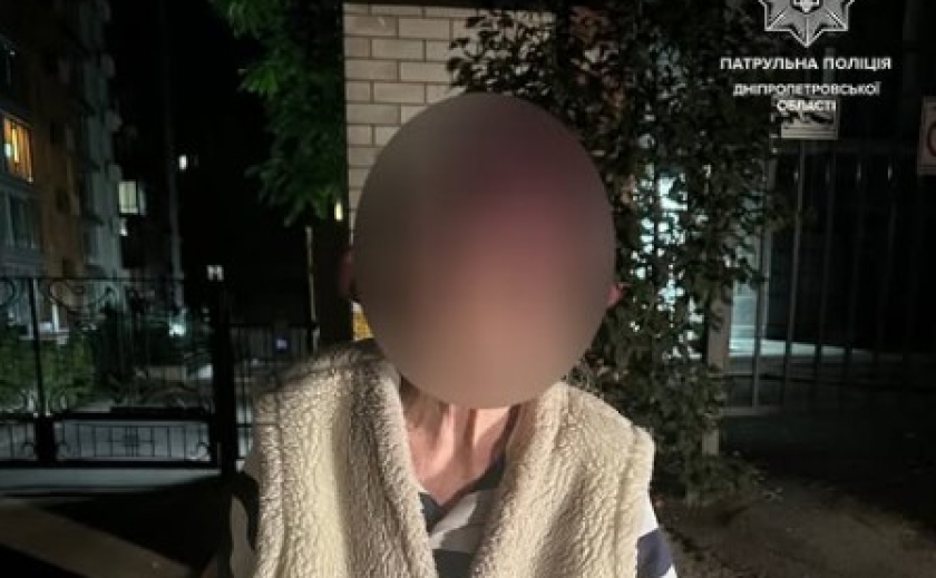 Дніпровські патрульні допомогли жінці, яка загубилась