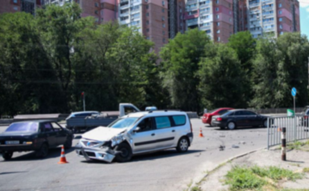 На Запорізькому шосе у Дніпрі Dacia влетіла у BMW: одного з водіїв госпіталізовано до лікарні