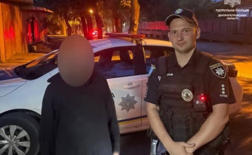 У Дніпрі патрульні допомогли жінці, яка заблукала, повернутися додому