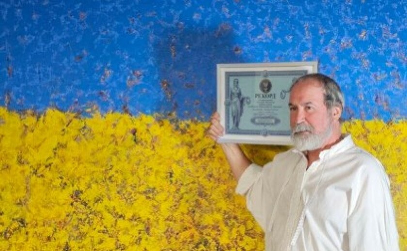 У Дніпрі встановили рекорд: художник Валерій Сосна створив найбільший прапор України на полотні