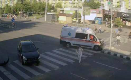 На Слобожанському проспекті у Дніпрі «швидка» ледь не в’їхала в натовп: подробиці ДТП