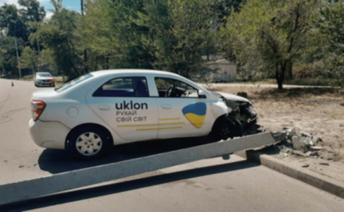 У Дніпрі водій Uklon потрапив в ДТП та зніс електроопору: подробиці