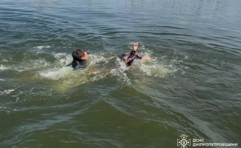 У Дніпрі водолази ДСНС врятували чоловіка, який тонув