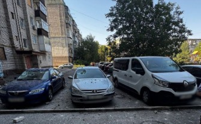Російські війська продовжують завдавати ударів по Дніпропетровщині, постраждали троє мирних мешканців - серед них дитина: слідчі зафіксували наслідки атаки