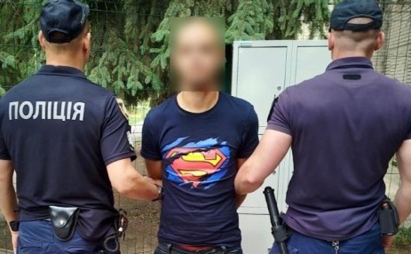 У Дніпровському районі поліцейські затримали підозрюваного у пограбуванні будинку літньої жінки