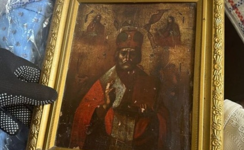 Дніпрянка намагалася провезти через кордон старовинну ікону Дніпрянка намагалася провезти через кордон старовинну ікону
