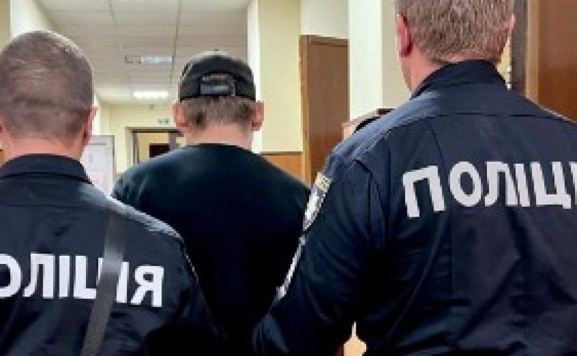 У Дніпрі чоловік поранив перехожого ножем: слідчі передали справу до суду