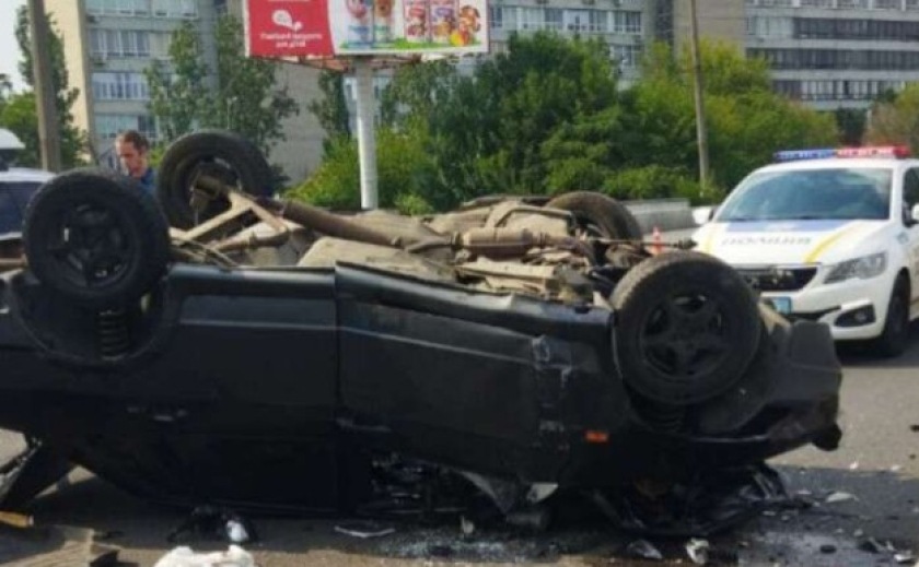 У Дніпрі на Новому мосту сталася серйозна ДТП: легковик після зіткнення перекинувся на дах