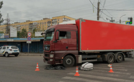 У Дніпрі фура на смерть збила пенсіонерку на пішохідному переході