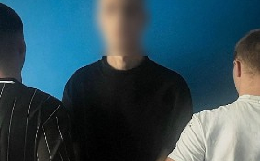 Зірвав золотий ланцюжок та втік: у Дніпрі поліція затримала 22-річного зловмисника за вуличне пограбування