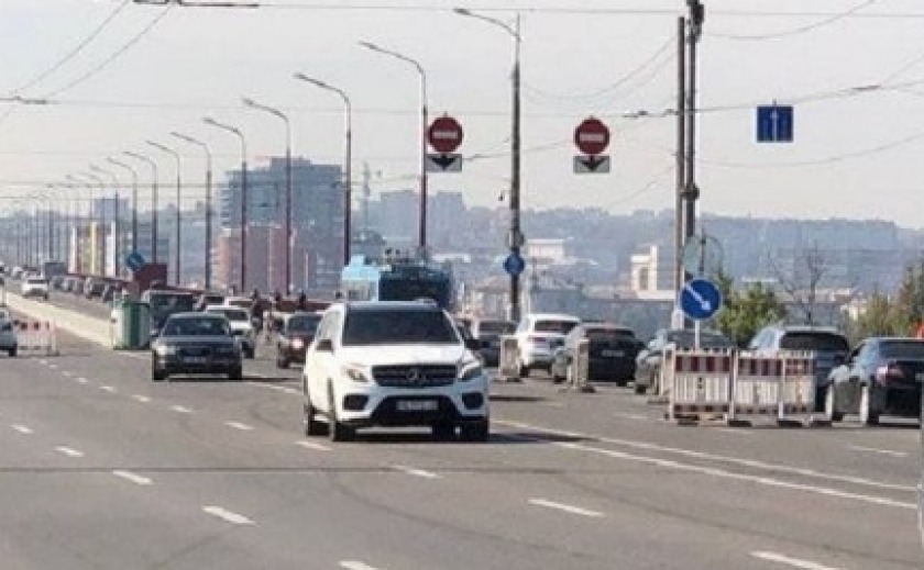 У Дніпрі обмежать проїзд в районі Центрального мосту: нова схема руху