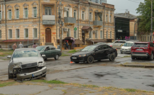 На перехресті Філософської та Лесі Українки у Дніпрі зіштовхнулися Toyota, Mitsubishi та Audi: подробиці потрійної ДТП