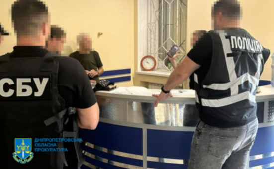 Збували наркотики: на Дніпропетровщині викрито експоліцейського та трьох його спільників