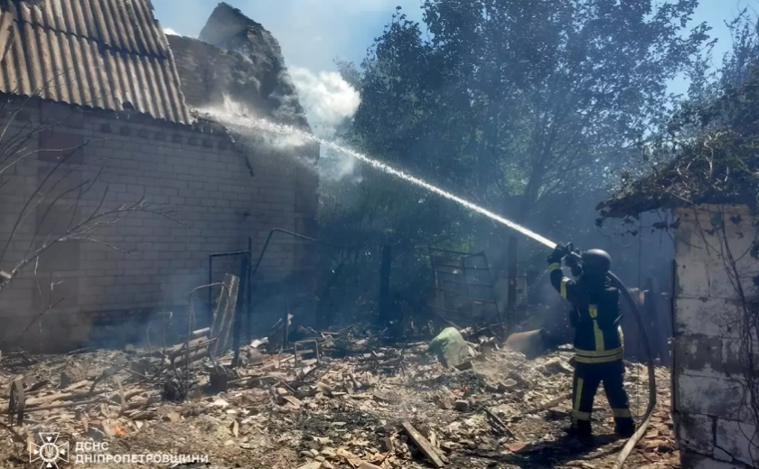 Нікопольський район: надзвичайники ліквідували пожежу, спричинену ворожою атакою