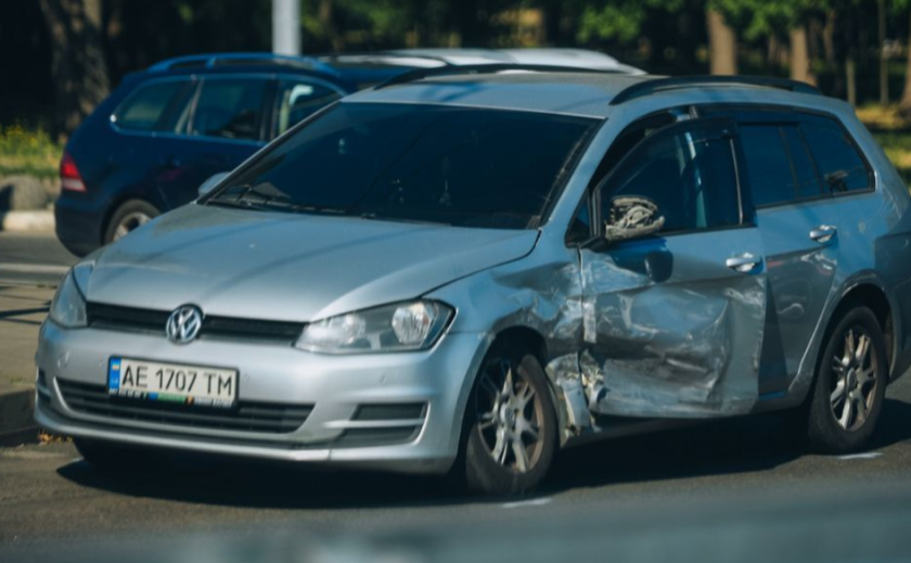 На Запорізькому шосе у Дніпрі зіштовхнулися Opel та Volkswagen: подробиці ДТП