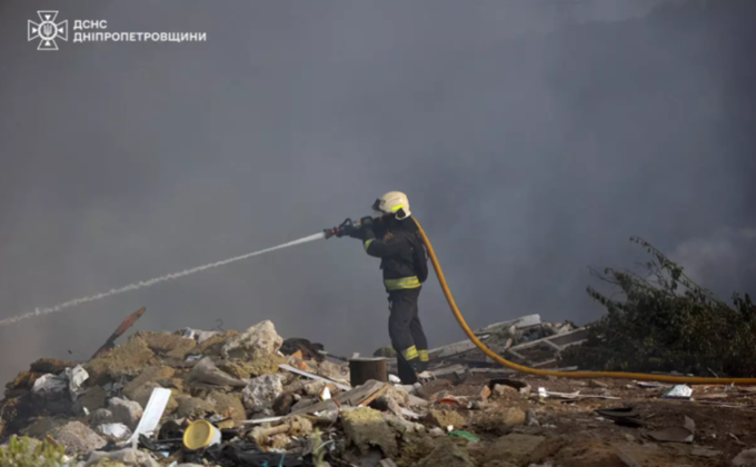 Вогнеборці Дніпра майже дві доби ліквідували займання сміття: подробиці