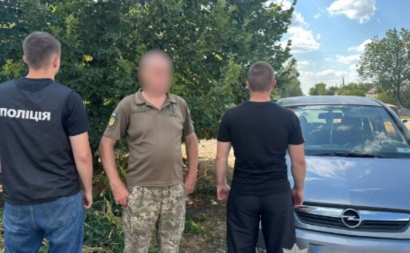 На Дніпропетровщині поліцейські затримали військового на вимаганні від підлеглих хабарів за приховування фактів самовільного залишення служби