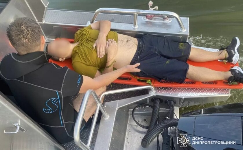 У Дніпрі водолази врятували чоловіка, який тонув