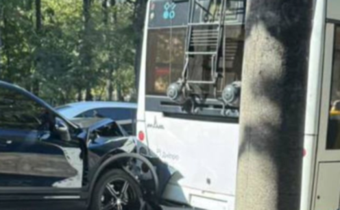 На проспекті Науки у Дніпрі Porsche влетів у тролейбус: подробиці ДТП