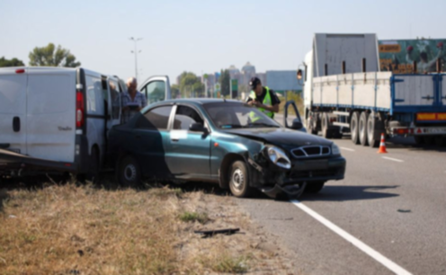 На в'їзді у Дніпро Daewoo зачепив фуру та врізався у Renault: подробиці ДТП