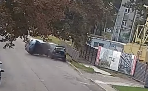 В'їхав у припарковану автівку та перекинувся на дах: у Дніпрі водій служби таксі Uklon вчинив ДТП